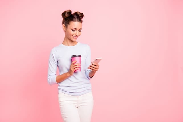 A woman using her smartphone to text with her boyfriend